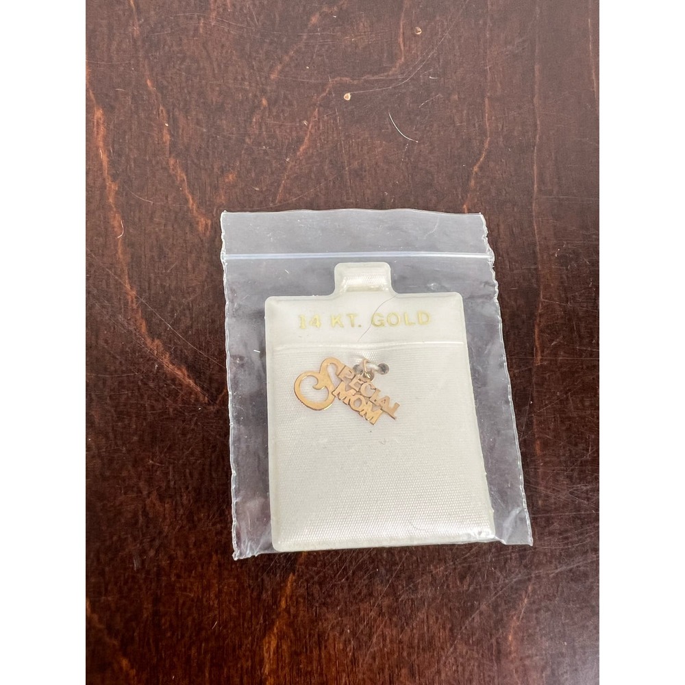 New in Bag 14 KT. Gold Special Mom charm
